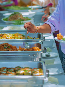 Foto de pessoa se servindo no buffet Vitão BBQ.